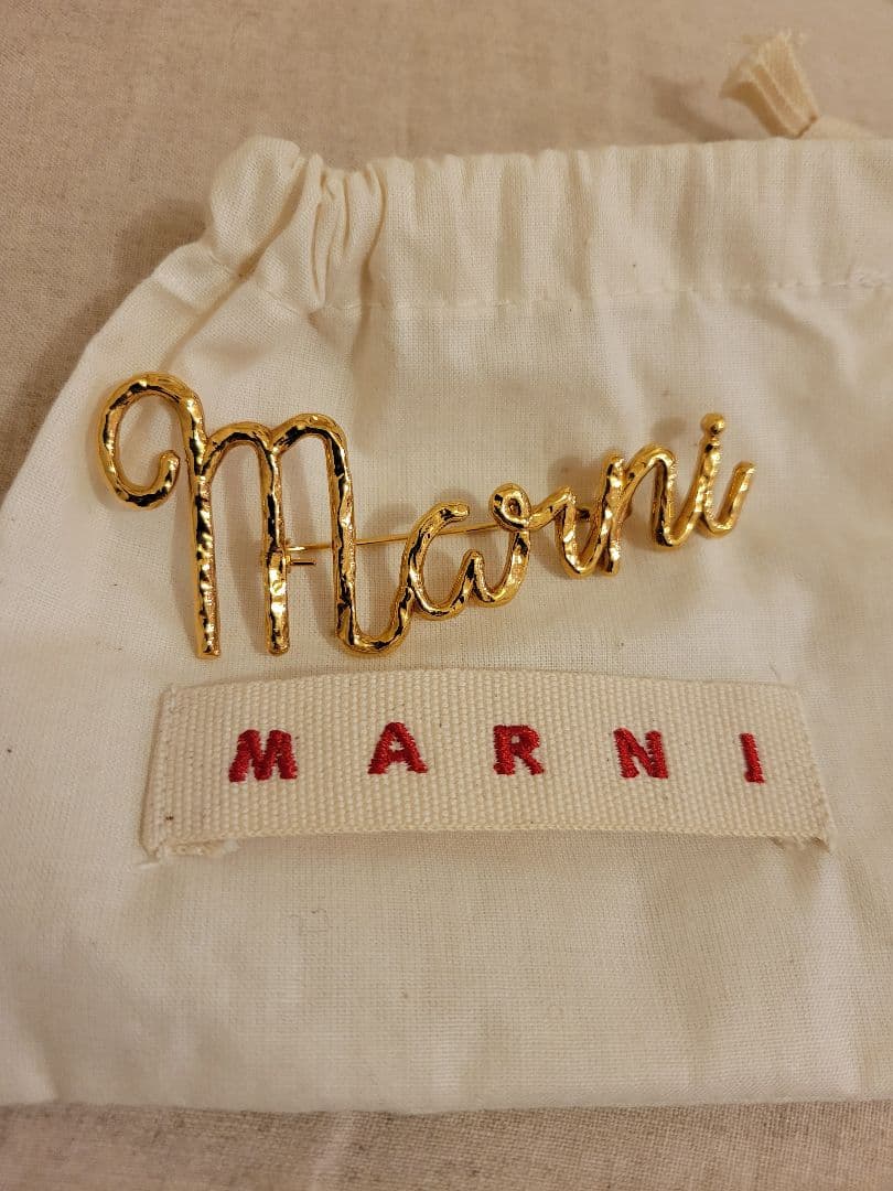 MARNI ブローチ ロゴ