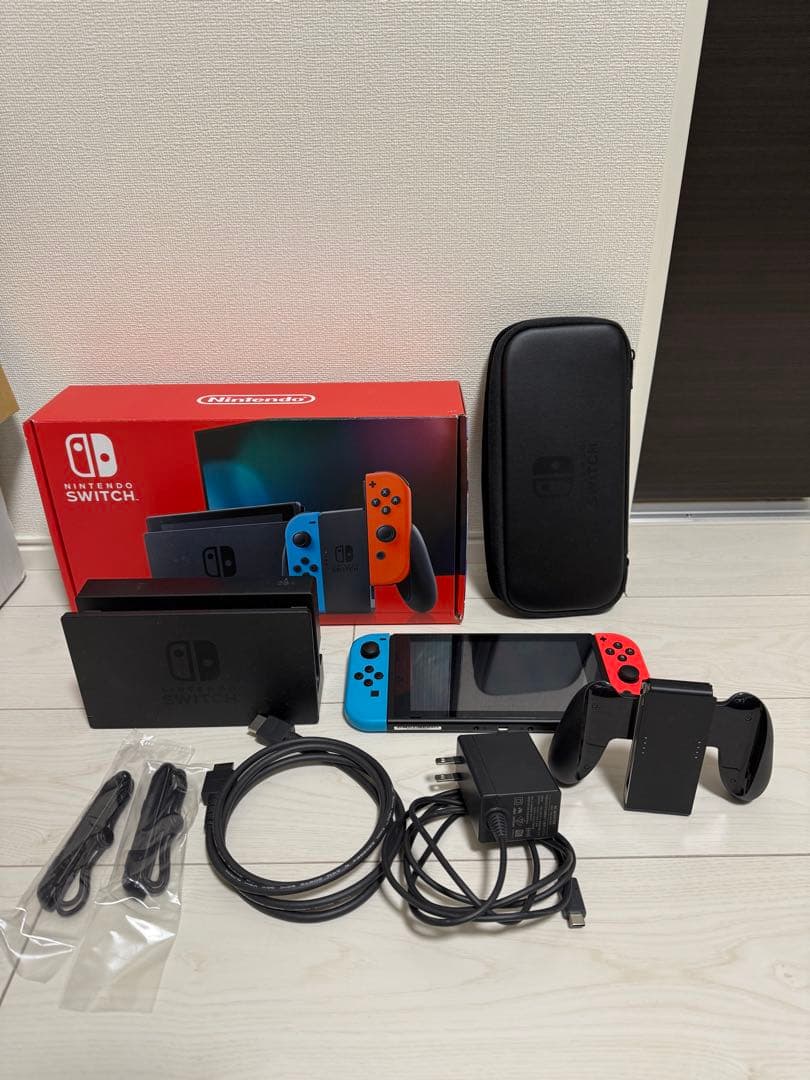 任天堂Switch本体（純正キャリングケース付き）