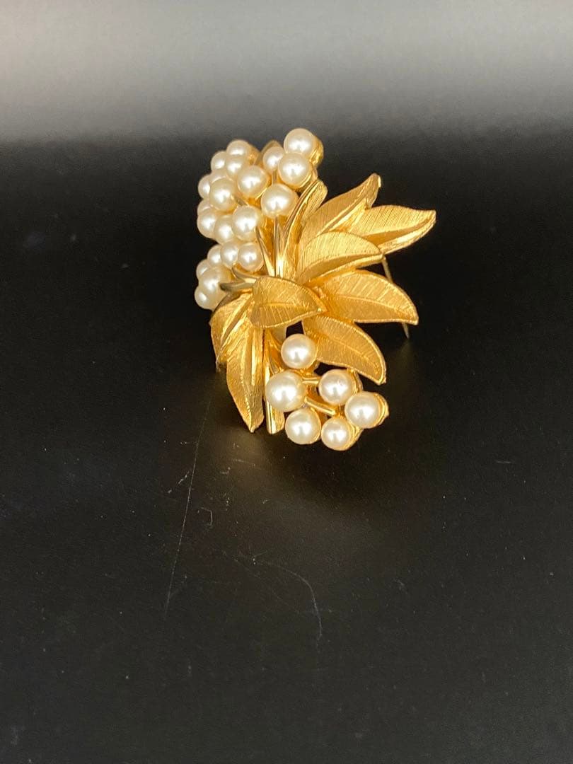 lotuscloud 2530⭐️TRIFARI トリファリヴィンテージブローチ