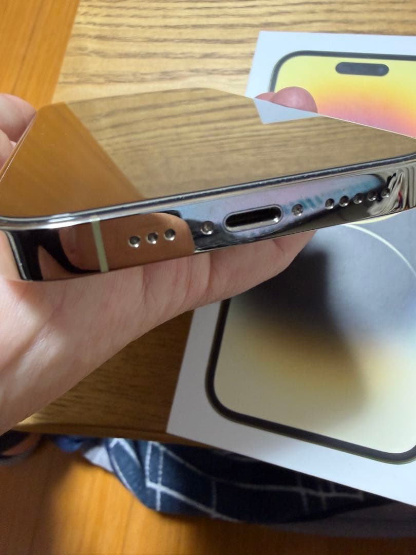 エ*ン様 Apple iPhone 14 Pro 本体　画面上部割れ