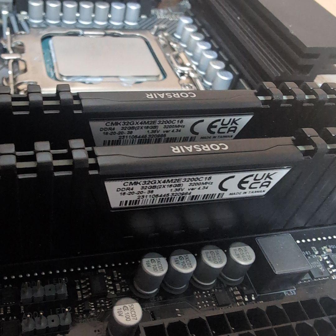 マザーボード z790 pg lightning/d4 + i7 13700kf + 32GB