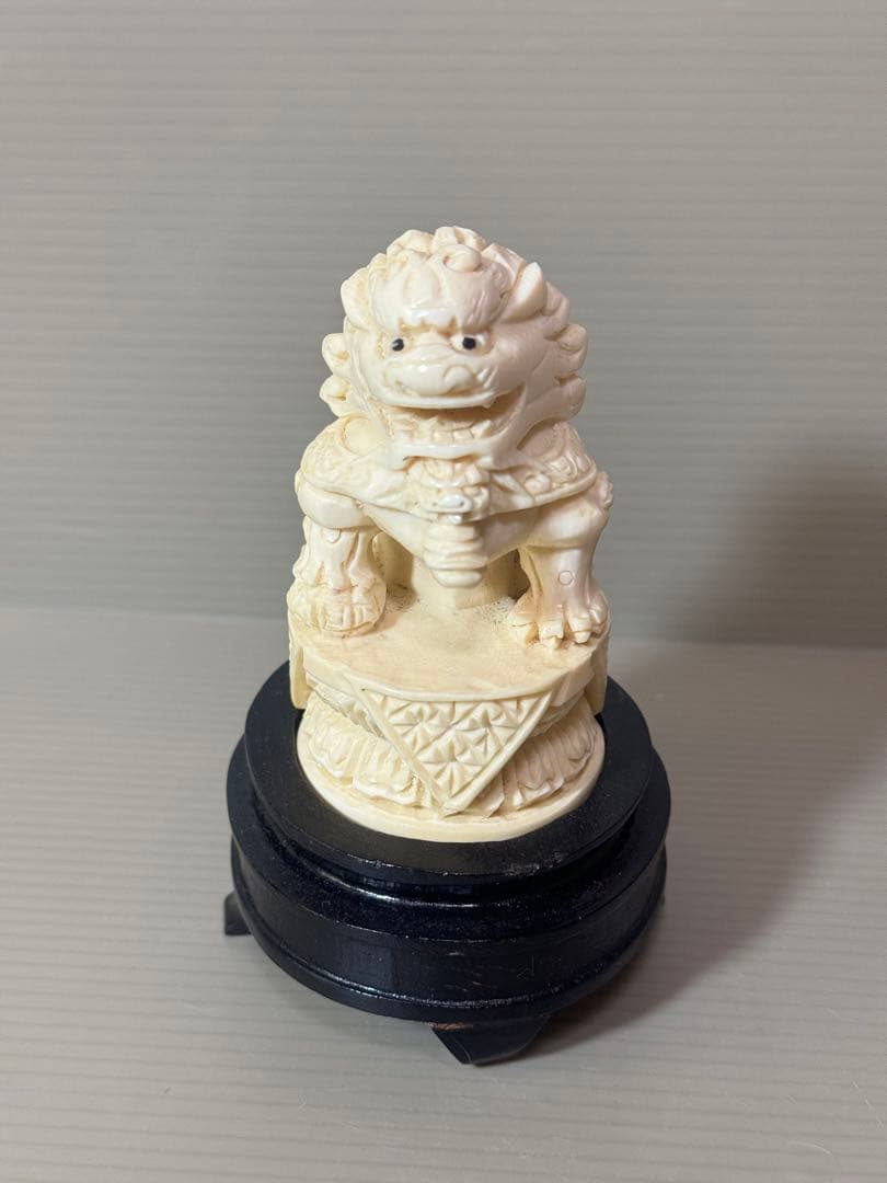 2732根付　獅子 置物 台座付き　細密彫刻 時代 彫刻極細工 古美術品 骨董品
