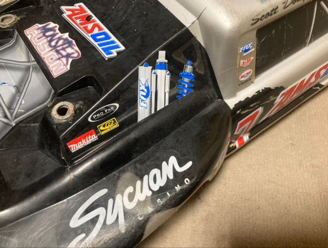 トラクサス Traxxas 1/10 スラッシュ　2WD ラジコンカー