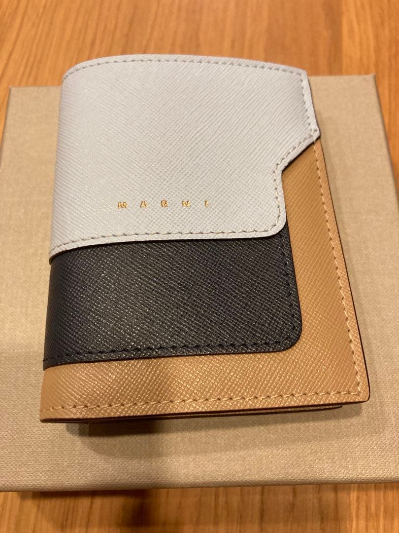 【極美品】MARNI 二つ折り財布 ライトブルー/ネイビー/ベージュ