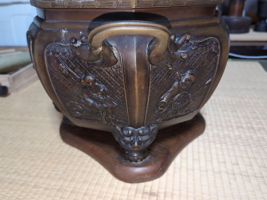 ・八角火鉢 ・四本足　台座付き