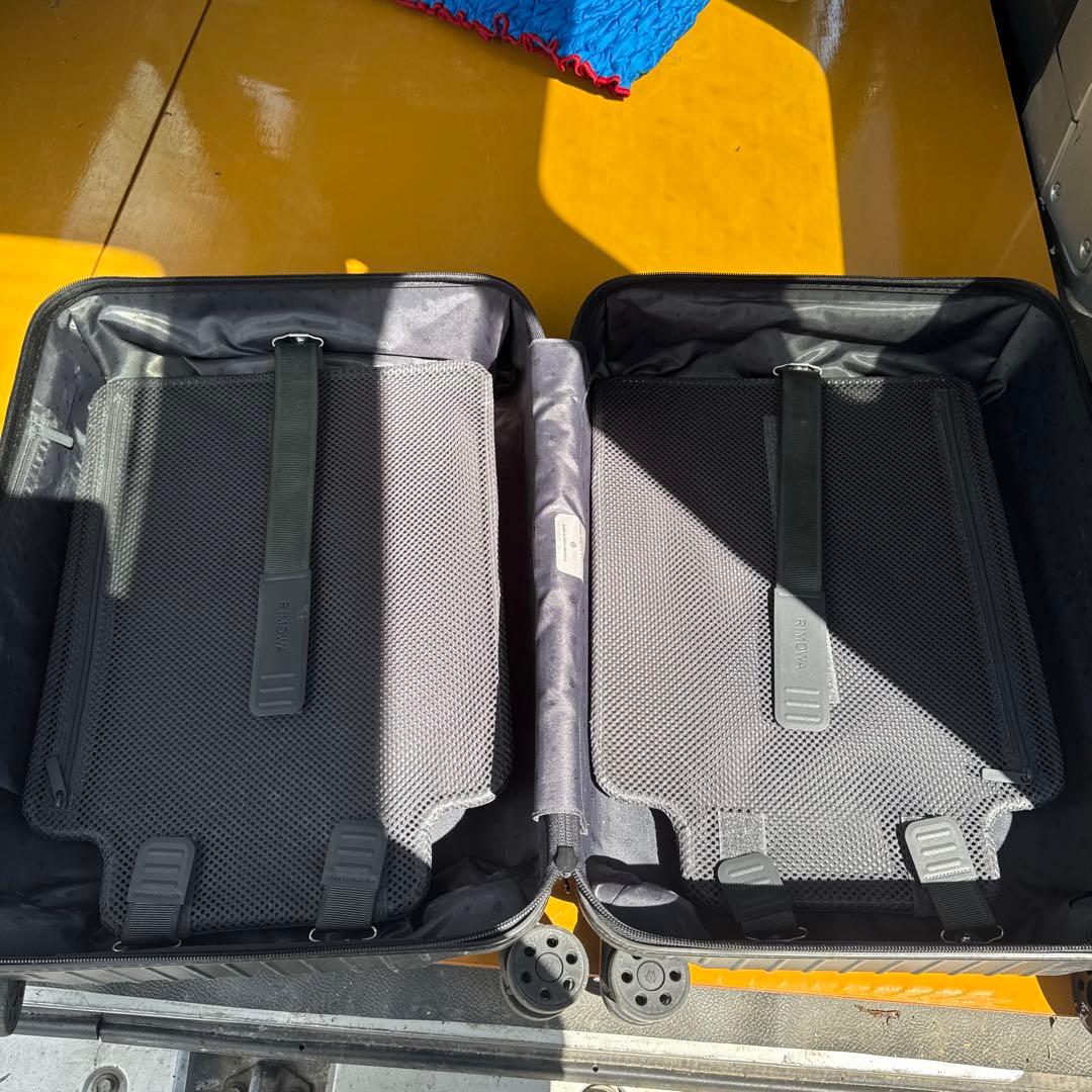 RIMOWA ブラック キャリーケース 中型
