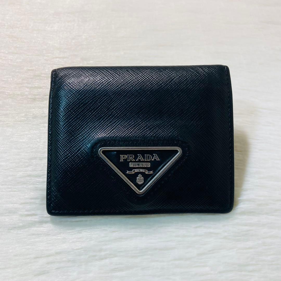 希少 お買い得　PRADA プラダ　二つ折り　シルバー金具　三角ロゴ　黒　レザー