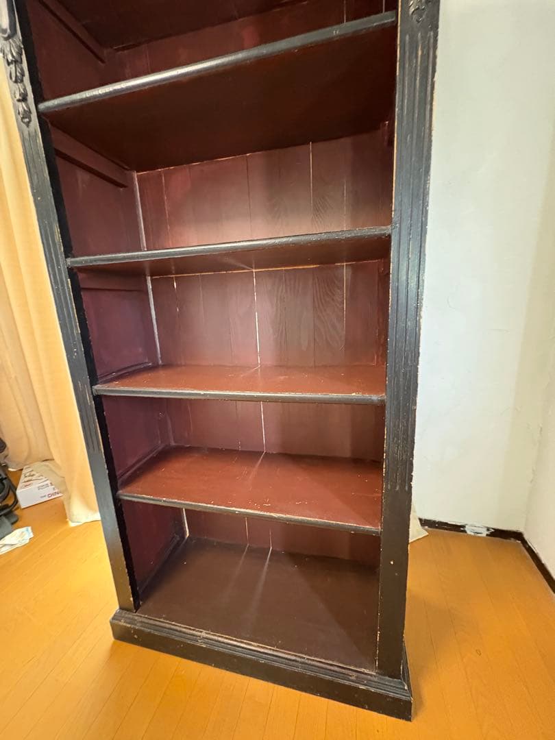 黒い木製5段棚 彫刻装飾付き