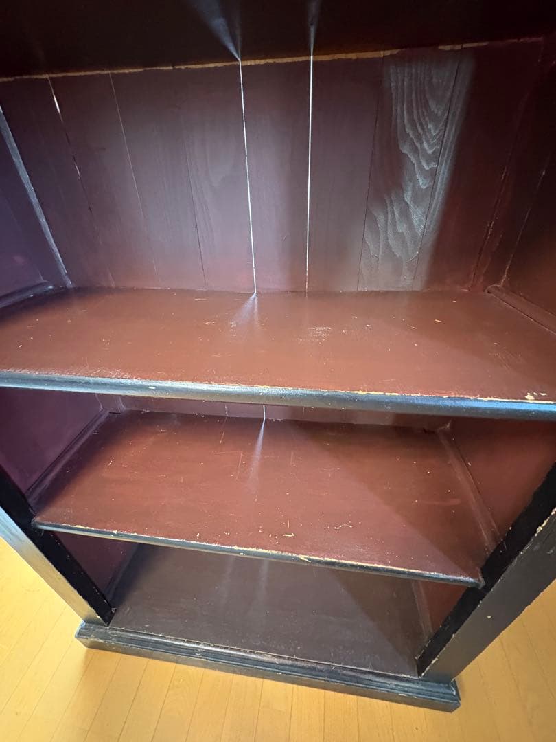 黒い木製5段棚 彫刻装飾付き