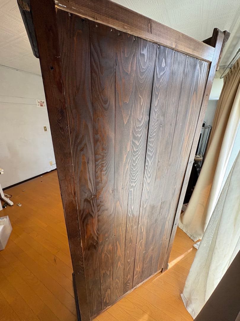 黒い木製5段棚 彫刻装飾付き