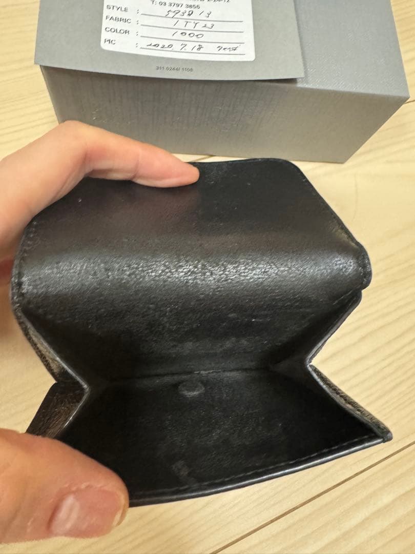 BALENCIAGA 三つ折り財布 メタリックブラック　レザー