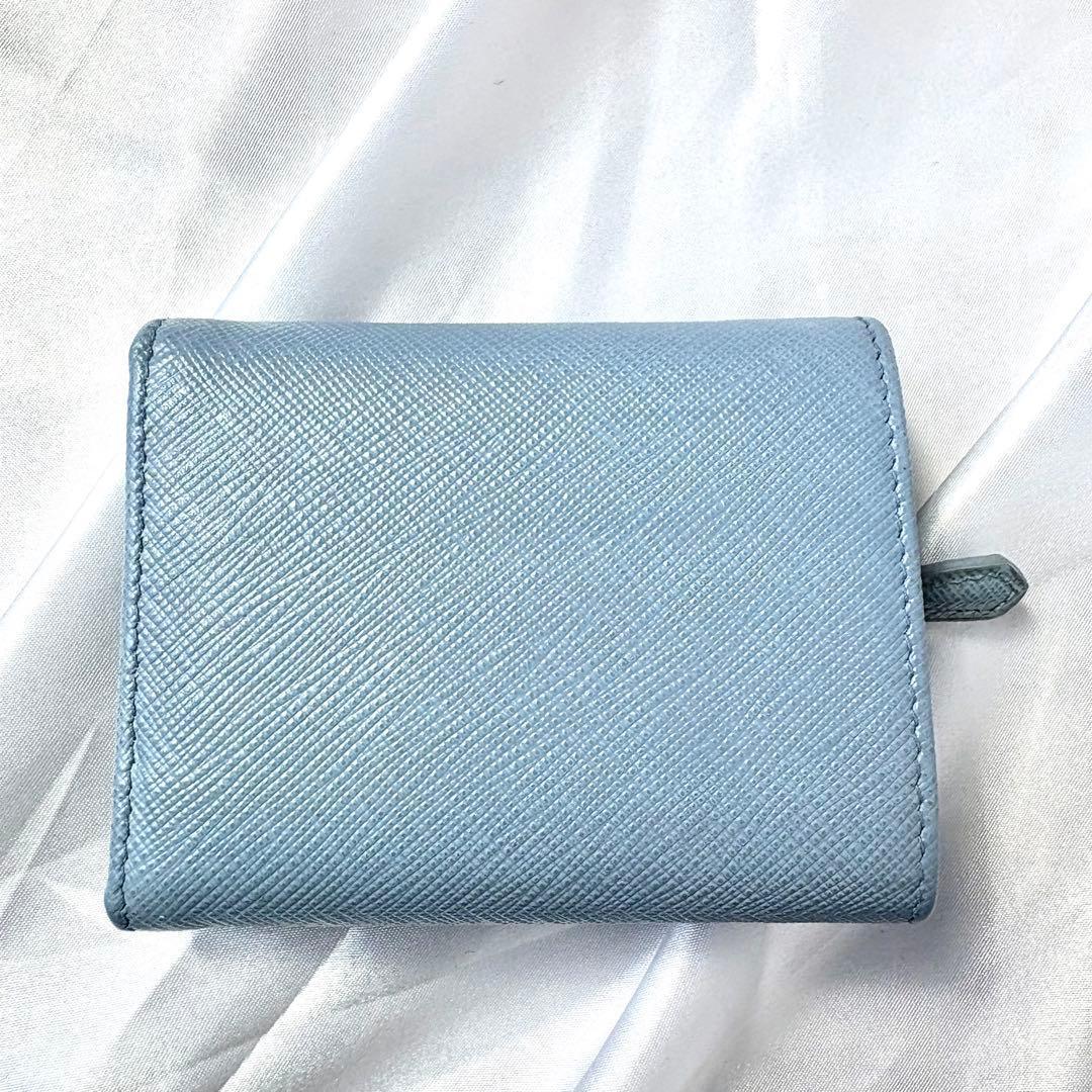 極美品✨プラダ 三つ折り財布 サフィアーノ 三角ロゴ レザー ライトブルー