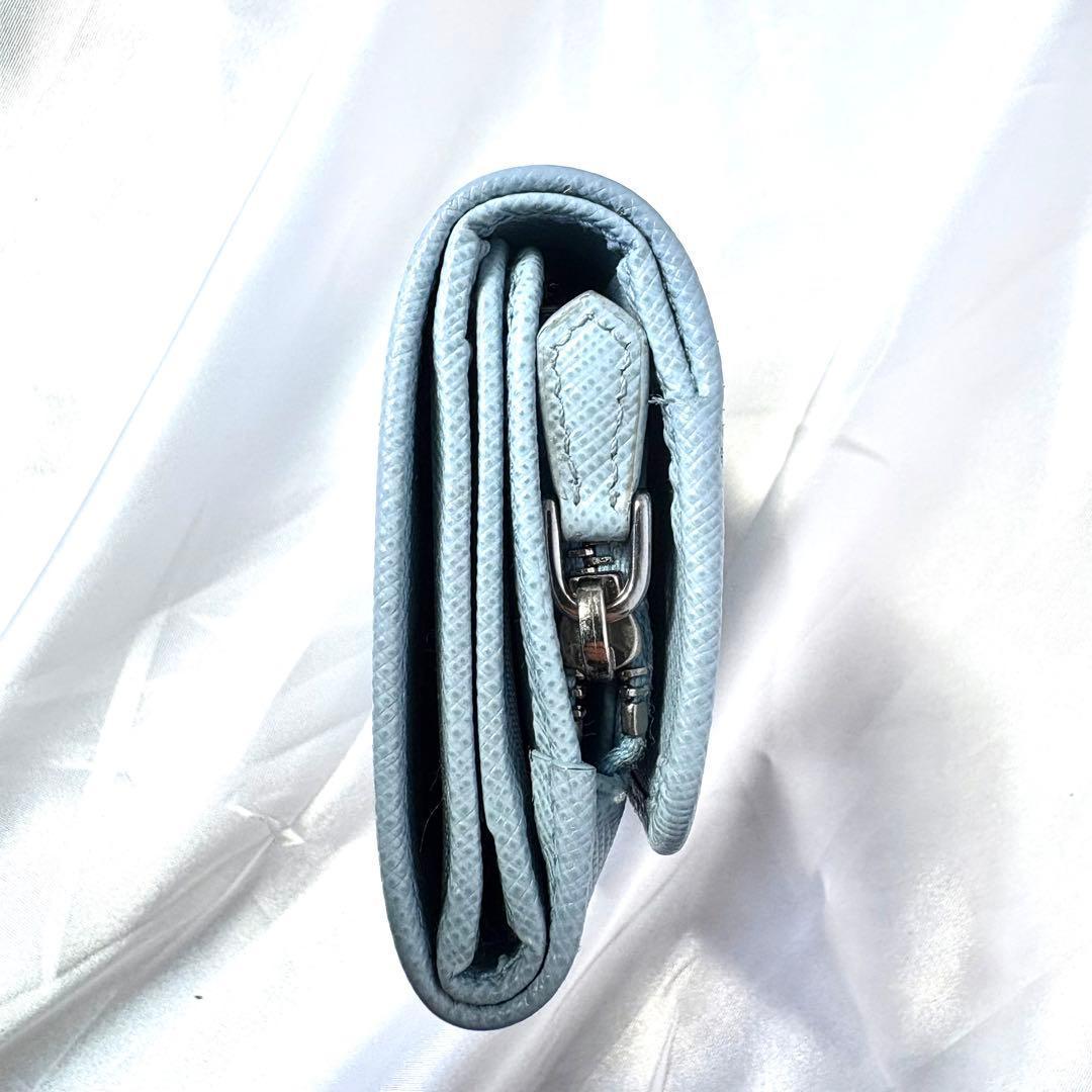 極美品✨プラダ 三つ折り財布 サフィアーノ 三角ロゴ レザー ライトブルー