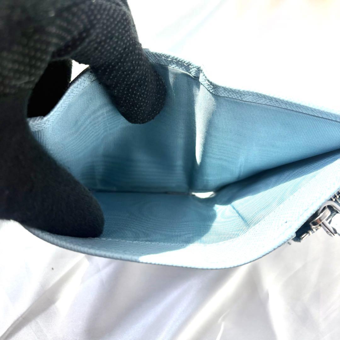 極美品✨プラダ 三つ折り財布 サフィアーノ 三角ロゴ レザー ライトブルー