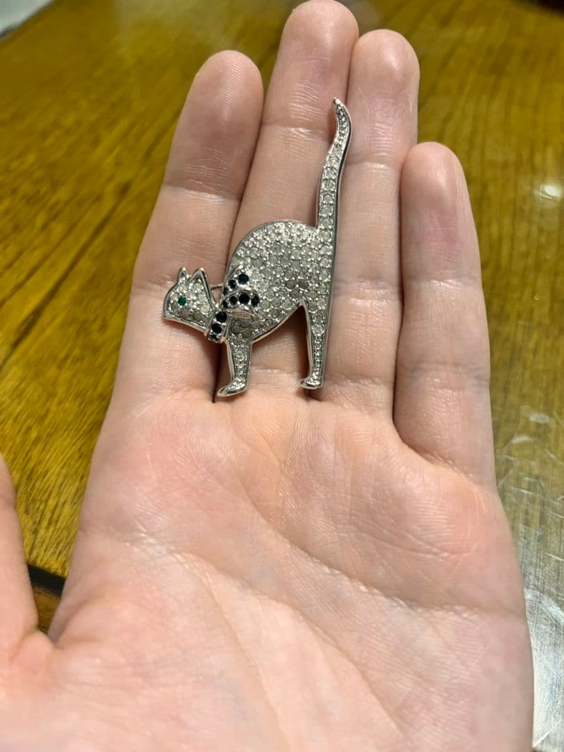 dior ねこ　ブローチ