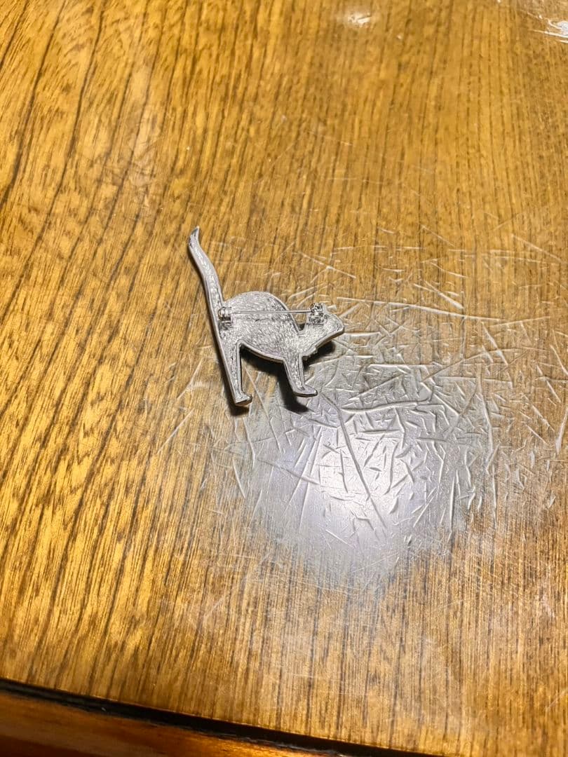 dior ねこ　ブローチ