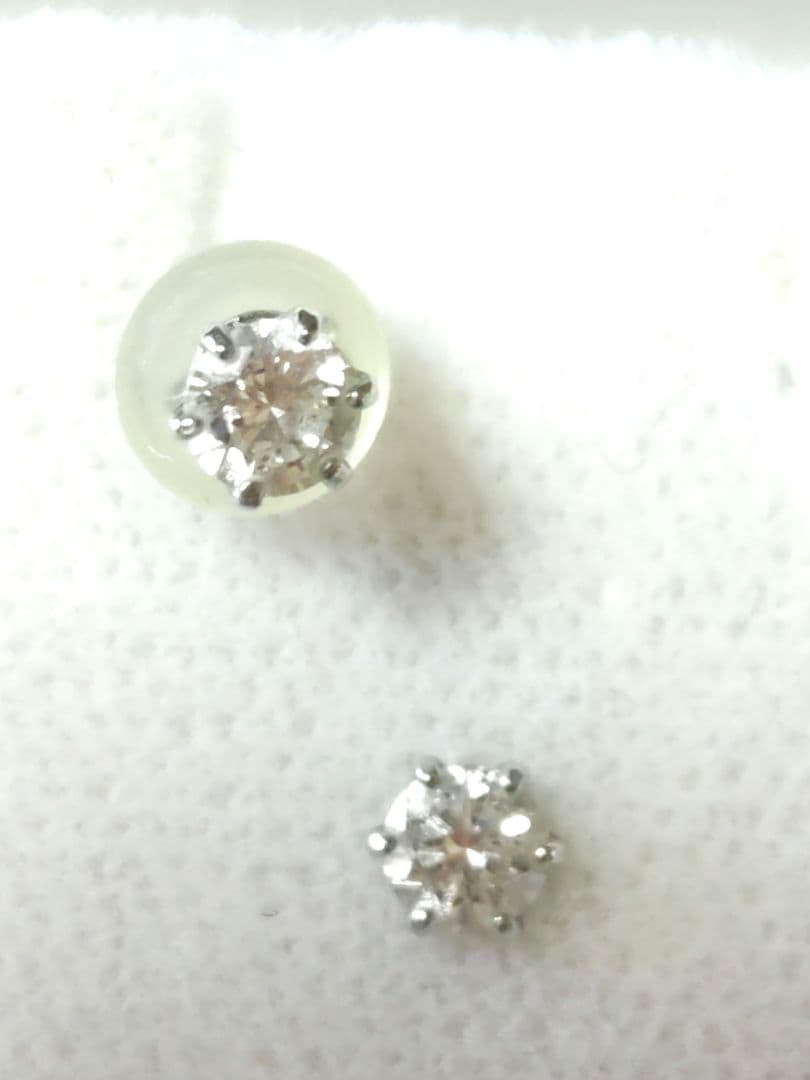 天然一粒ダイアモンドピアス0,3カラット（0,15カラットが2個）プラチナ900