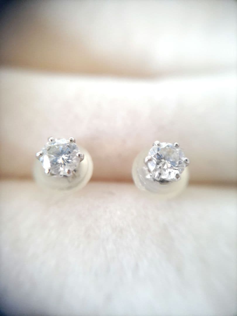 天然一粒ダイアモンドピアス0,3カラット（0,15カラットが2個）プラチナ900