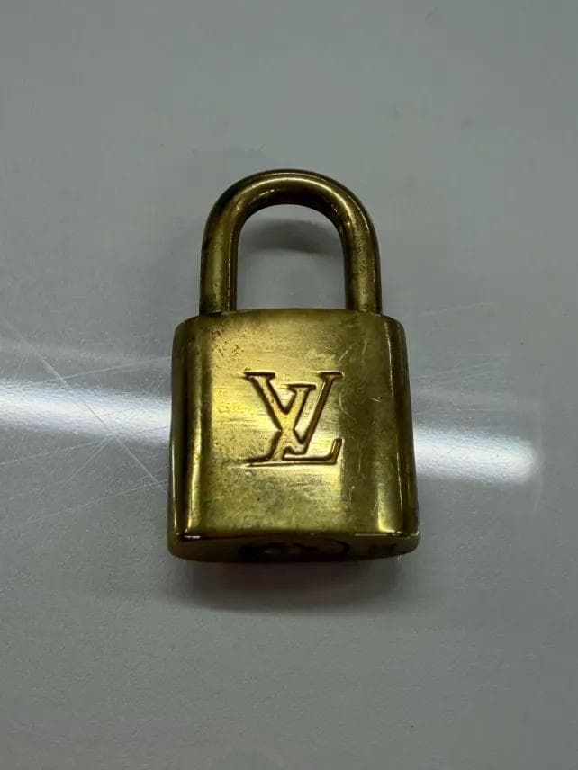 LOUIS VUITTON（ルイ・ヴィトン）の バッグ付属用パドロック（南京錠）