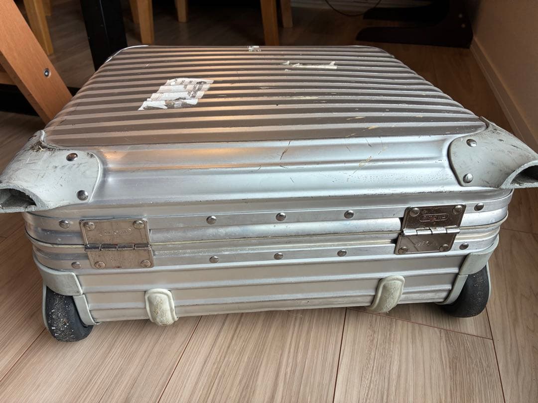リモワ　シルバー　二輪スーツケース　機内持込可