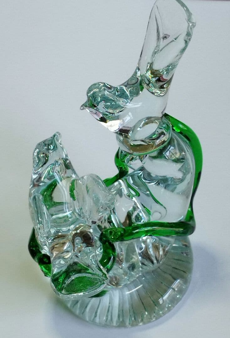 クリスタルガラスの鳥の置物 ２羽の鳥がさえずってます。角度を変えて写真撮ってます
