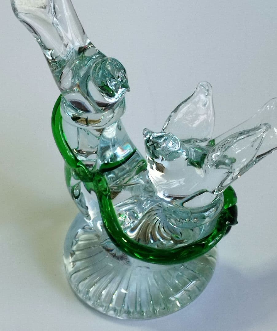 クリスタルガラスの鳥の置物 ２羽の鳥がさえずってます。角度を変えて写真撮ってます