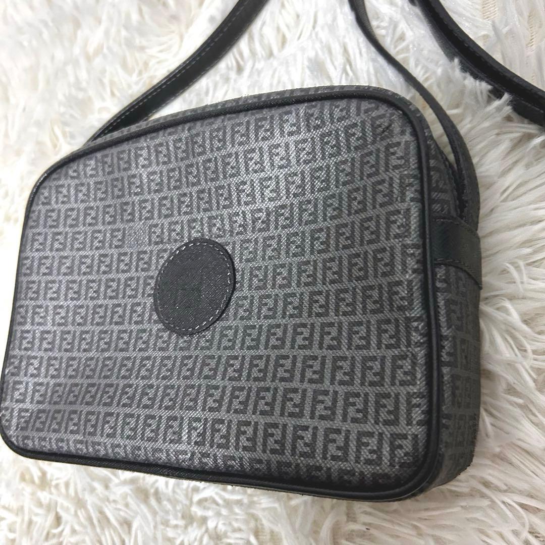美品　FENDI ズッキーノ　FF柄　カメラバッグ　ショルダーバッグ　グレー