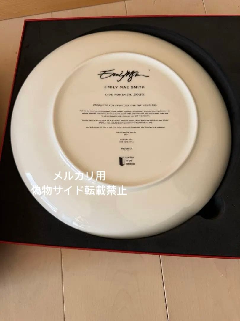 Emily Mae Smith「Live Forever」アーティストプレート