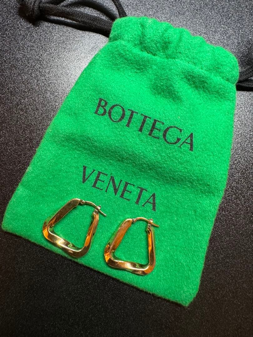 BOTTEGA VENETA ツイストトライアングルフープピアス　ゴールド