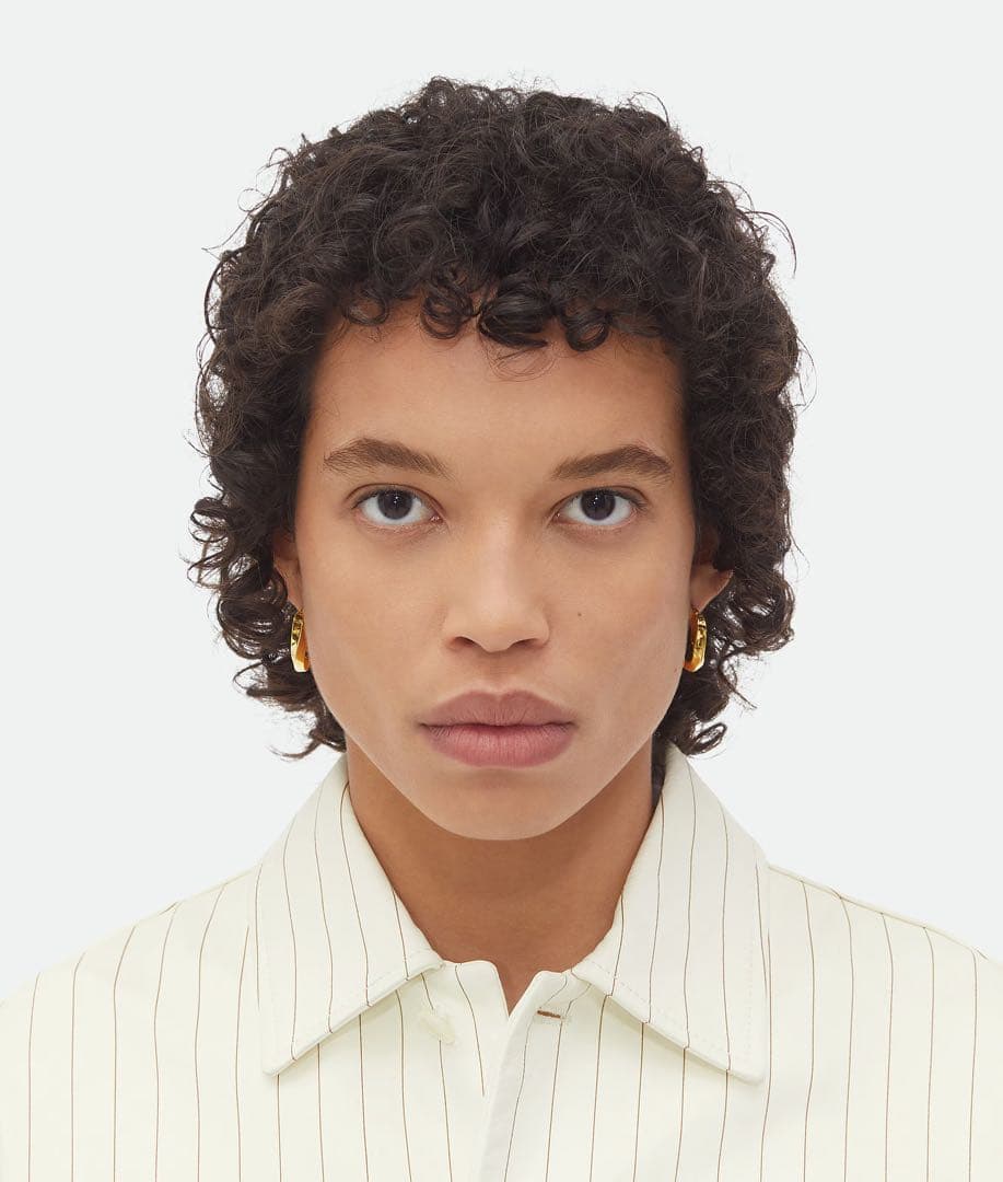 BOTTEGA VENETA ツイストトライアングルフープピアス　ゴールド