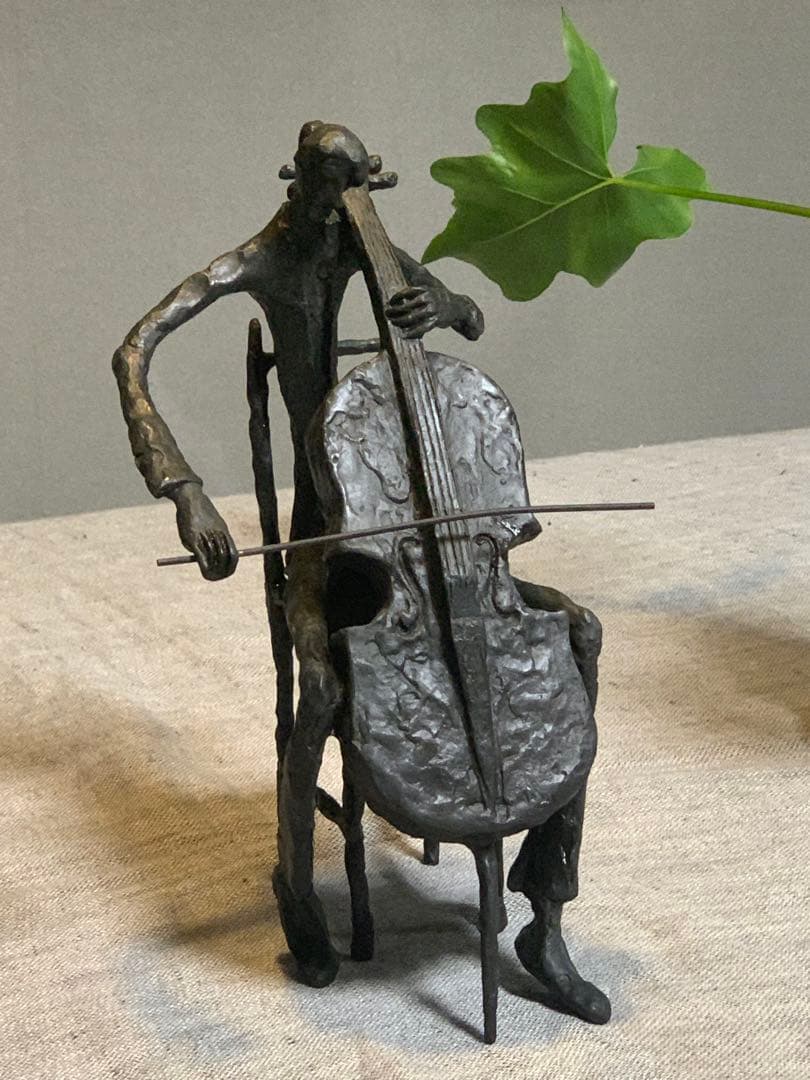 チェロ奏者 オブジェ 金属 彫刻 置物 音楽家 モダン アート　かなりの美品です