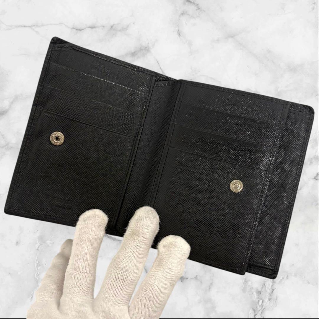 極美品✨ PRADA プラダ 二つ折り財布 サフィアーノ ブラック 三角ロゴ