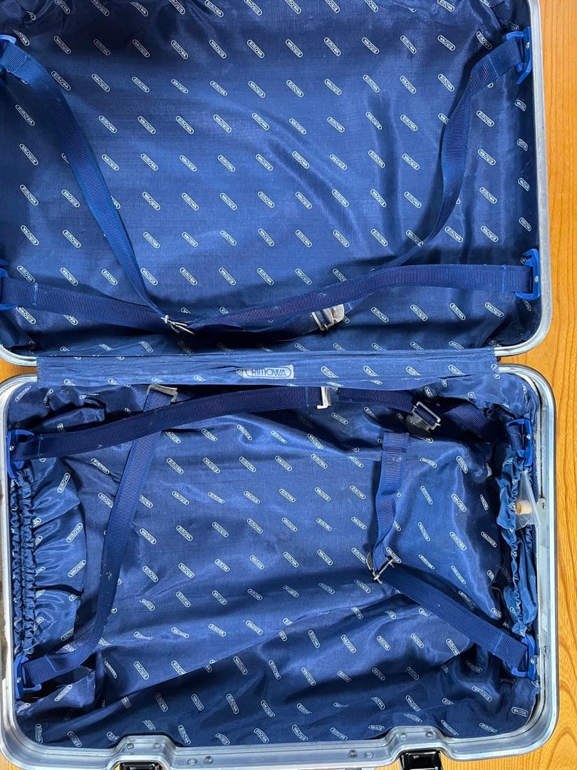 リモワRIMOWA シルバーインテグラル スーツケース 機内持ち込み