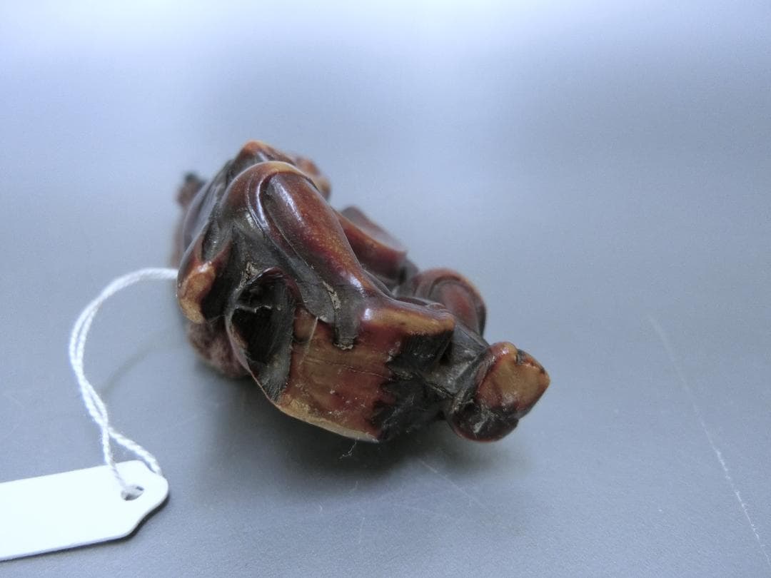 古色味！【根付　神様　仏様・38・提げ物　骨董　桑の神様？】◆収集　牙　紐止め