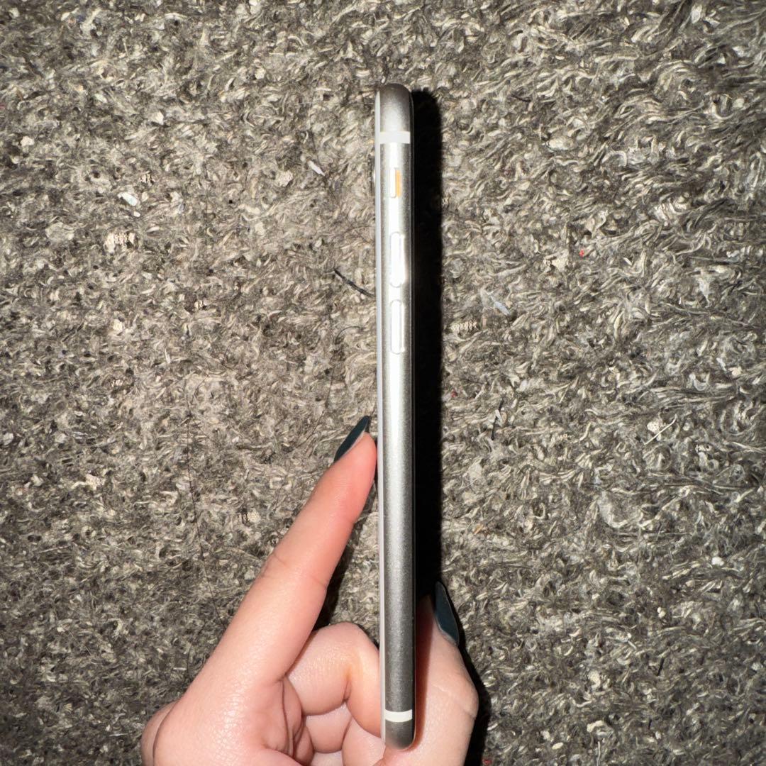 し*か様 iPhoneSE3 128GB 86% 美品