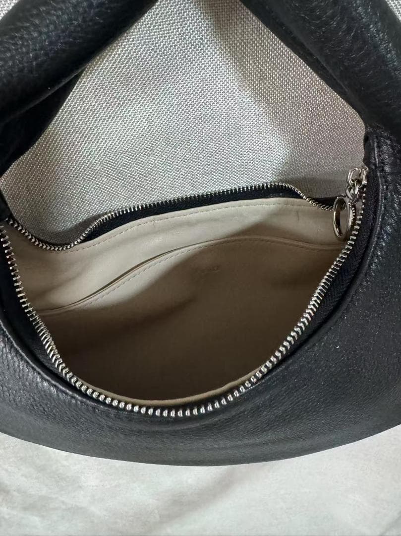 aeta 黒いレザー風ハンドバッグ 半月型 Mサイズ