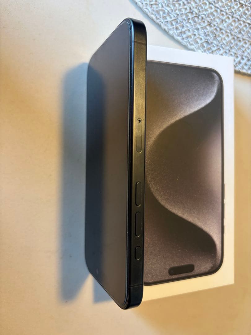 即日発送超美品SIMフリーiPhone 15pro ブラックチタニウムおまけ付き