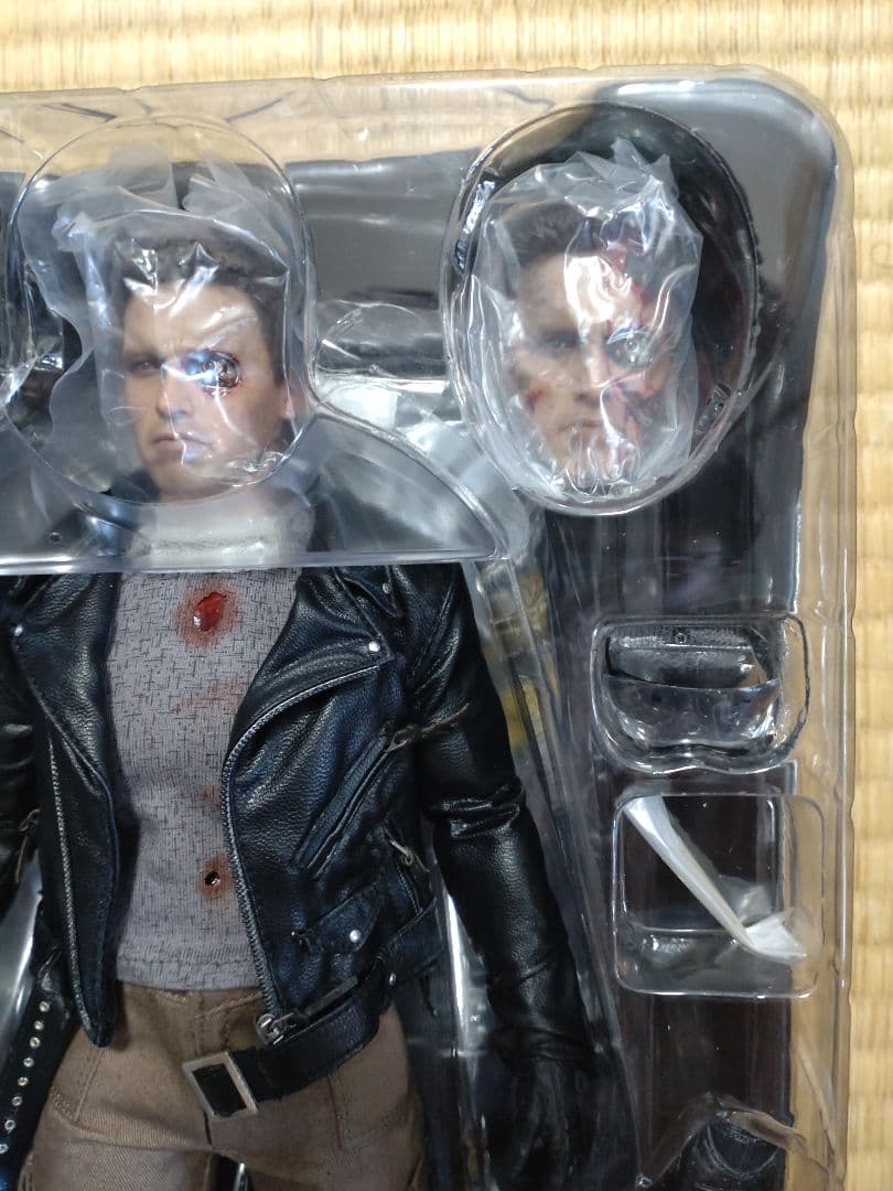 Hottoys T-800 バトルダメージ版 1/6スケールフィギュア