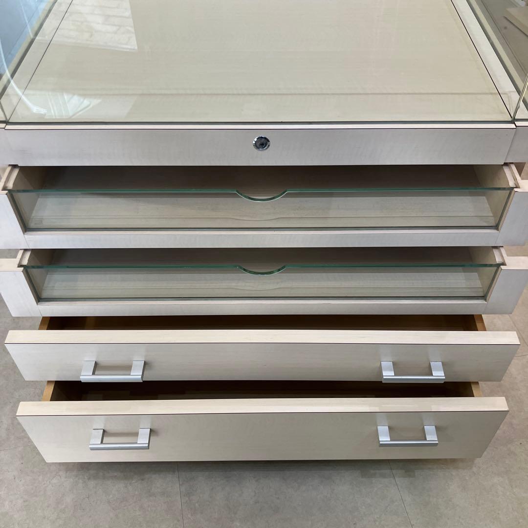 薄い木目色のガラスケース 引き出し付き