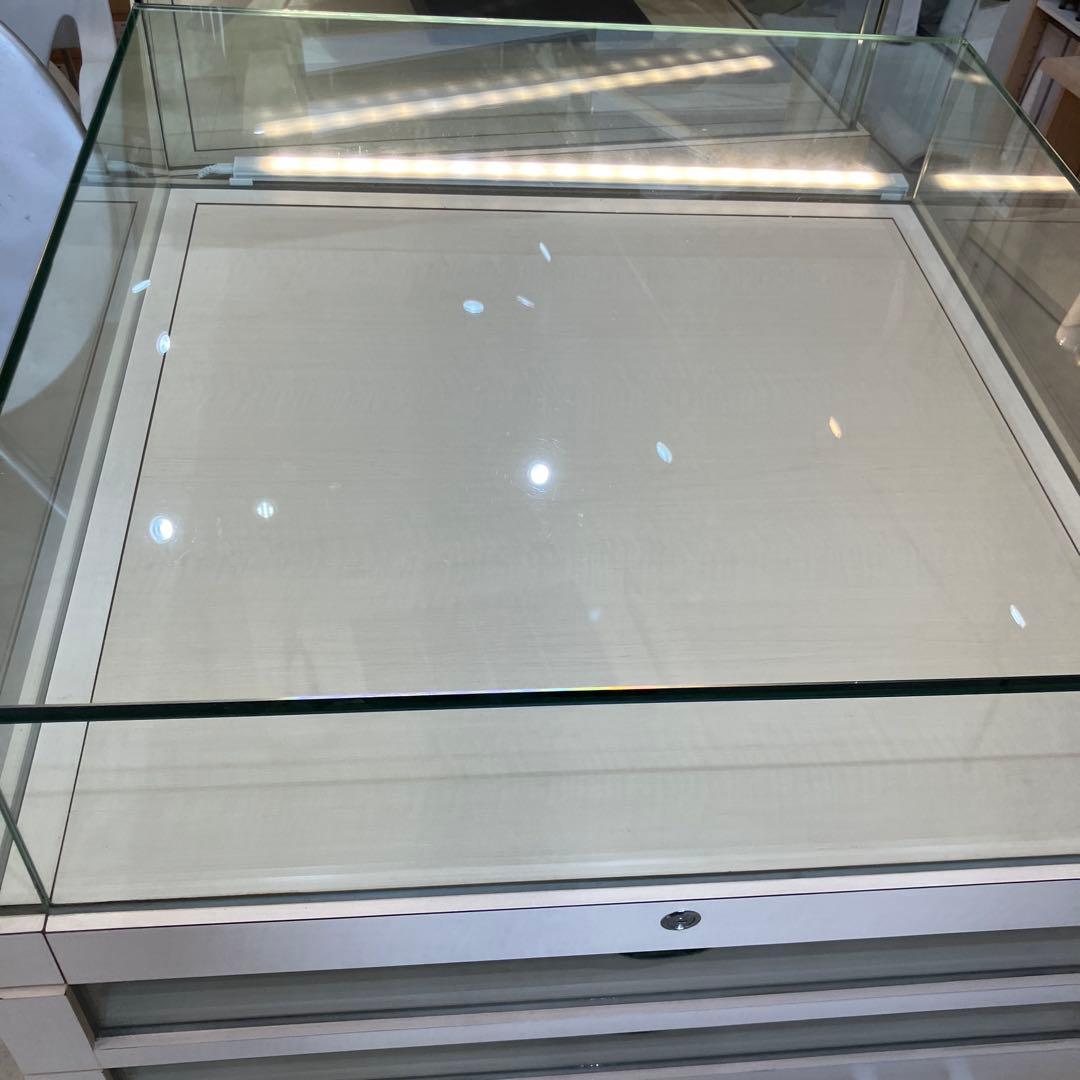 薄い木目色のガラスケース 引き出し付き