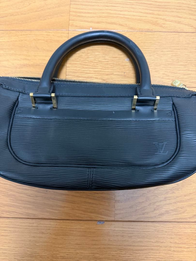 ブラックエンボス加工ハンドバッグ