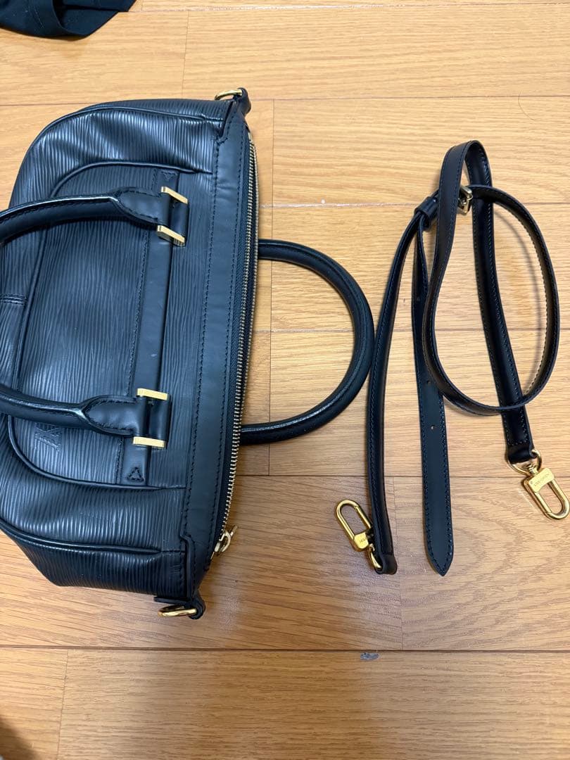 ブラックエンボス加工ハンドバッグ