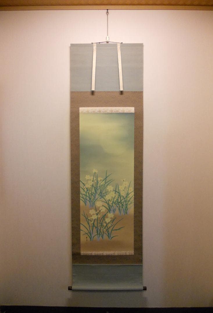 掛け軸 匠月 『 朧月に水仙 』 絹本 希少 軸装 茶道具 掛軸 美品 です。