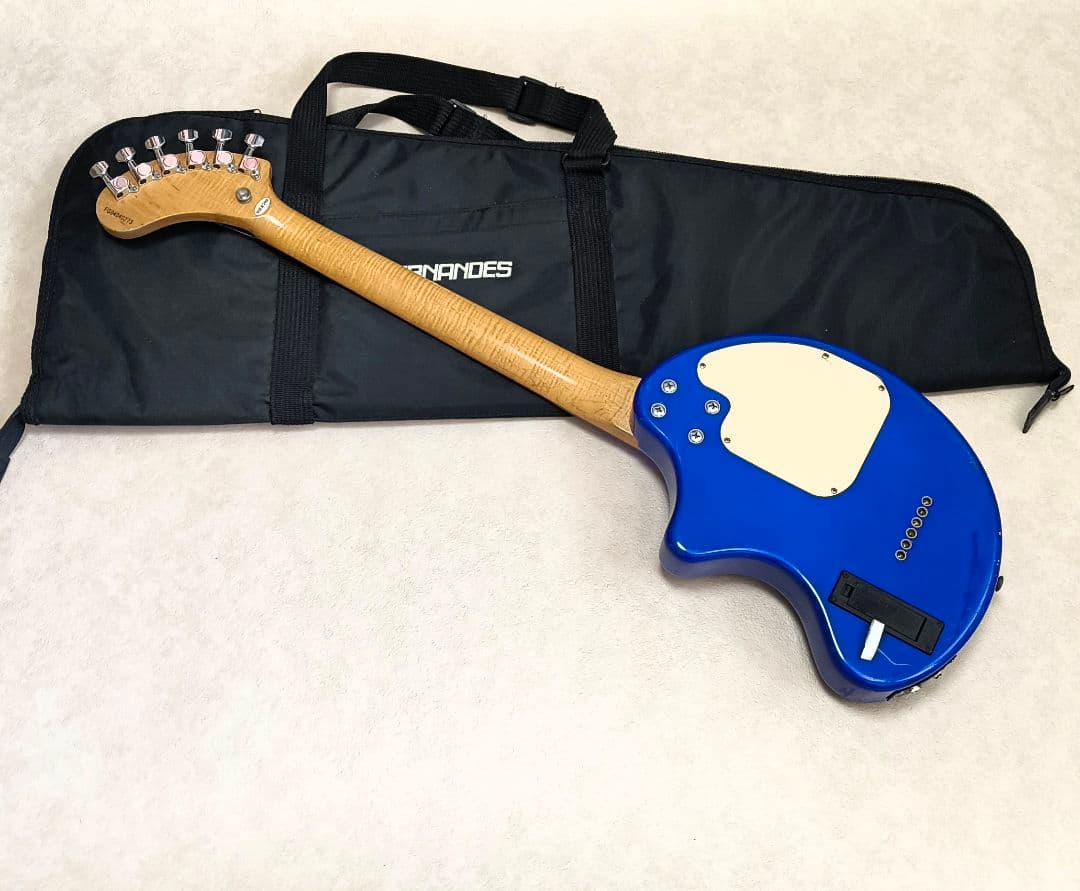【美品】ZO-3 ブルー アンプ内蔵ギター ディストーションSW付 専用ケース