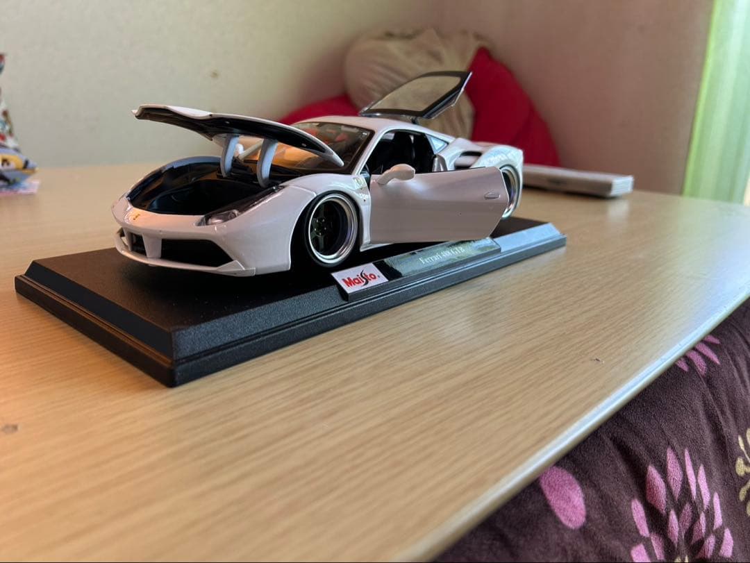 Maisto Ferrari 488 GTB ホワイト 1/18
