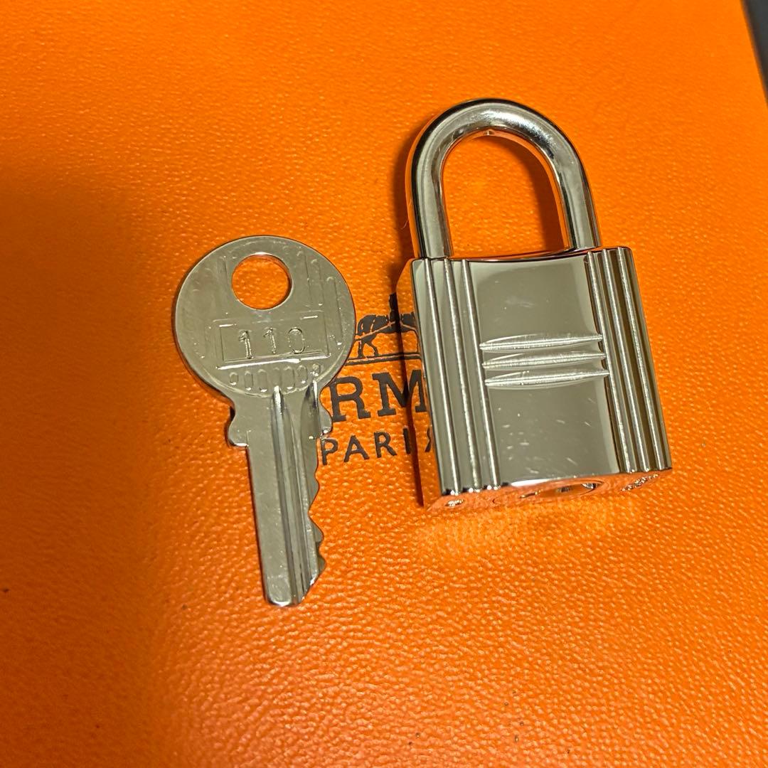 美品　エルメス シルバー　カデナ　南京錠　パドロック　鍵　キー　NO110