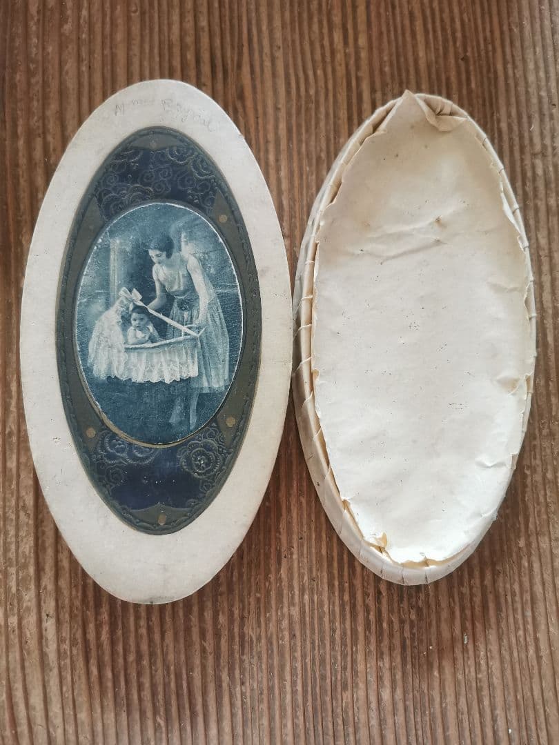 アンティーク フランス 揺り籠の赤ちゃんと母 花の金彩エンボス ドラジェボックス