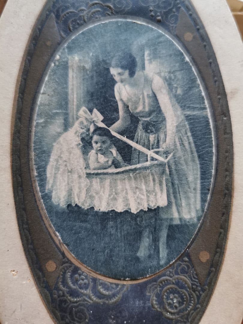 アンティーク フランス 揺り籠の赤ちゃんと母 花の金彩エンボス ドラジェボックス