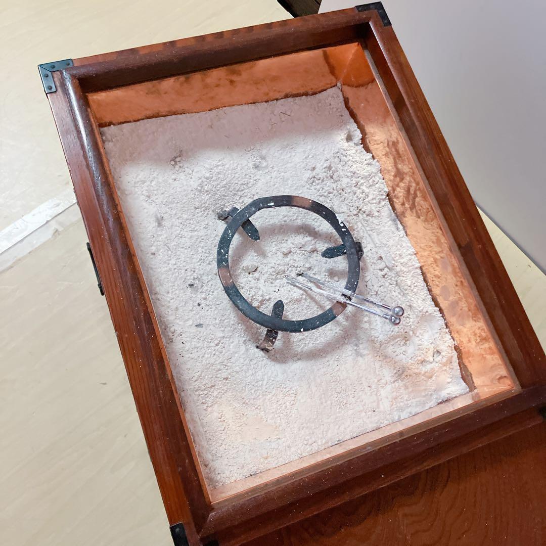 囲炉裏　木製　火鉢　火箸　灰付き　アンティーク　囲炉裏テーブル　古民具 和用具