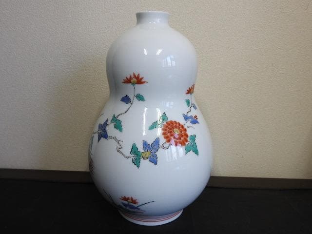 十三代柿右衛門　錦花鳥文壺　共箱　M1501